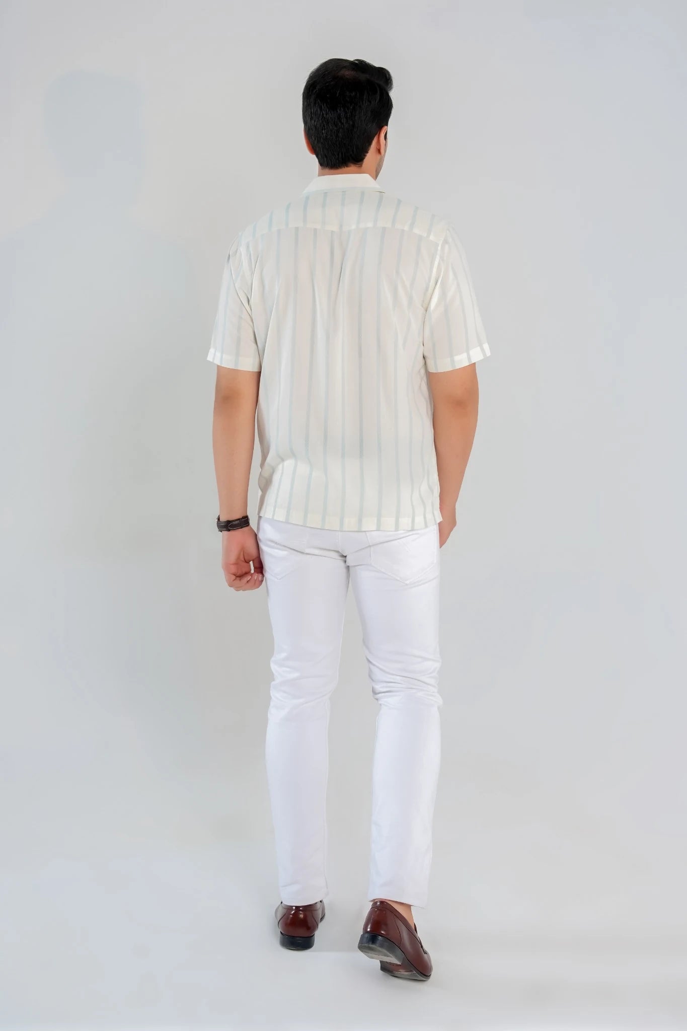 Back view of men’s white and blue vertical striped short sleeve cotton shirt