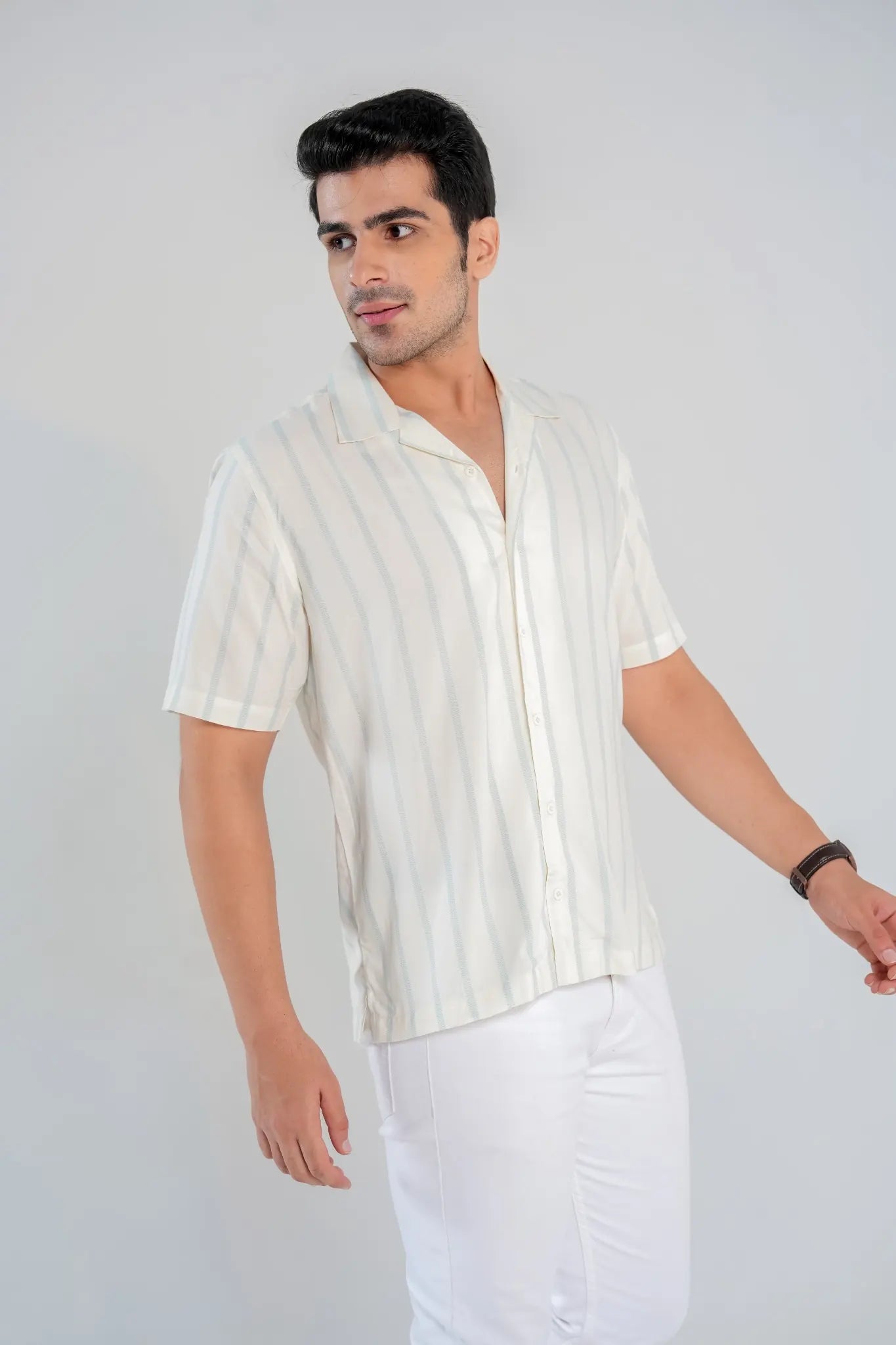 Man posing in white and blue striped Cuban collar shirt – relaxed summer look